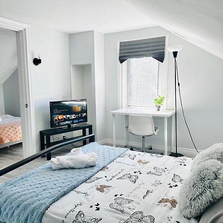 Cozy 2Br House Near Centre With Patio, Bbq, Backyard, And Netflix Apartment Peterborough Bagian luar foto