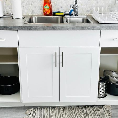 Cozy 2Br House Near Centre With Patio, Bbq, Backyard, And Netflix Apartment Peterborough Bagian luar foto