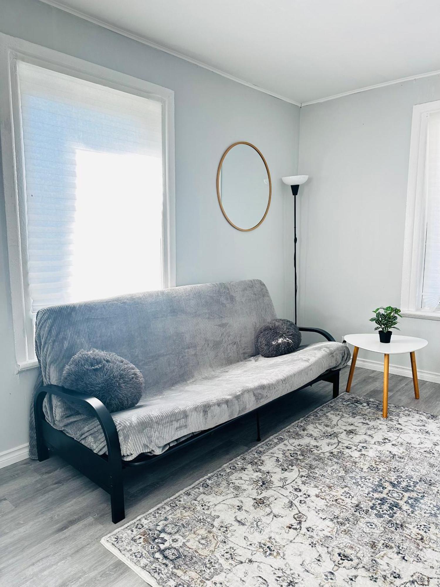 Cozy 2Br House Near Centre With Patio, Bbq, Backyard, And Netflix Apartment Peterborough Bagian luar foto