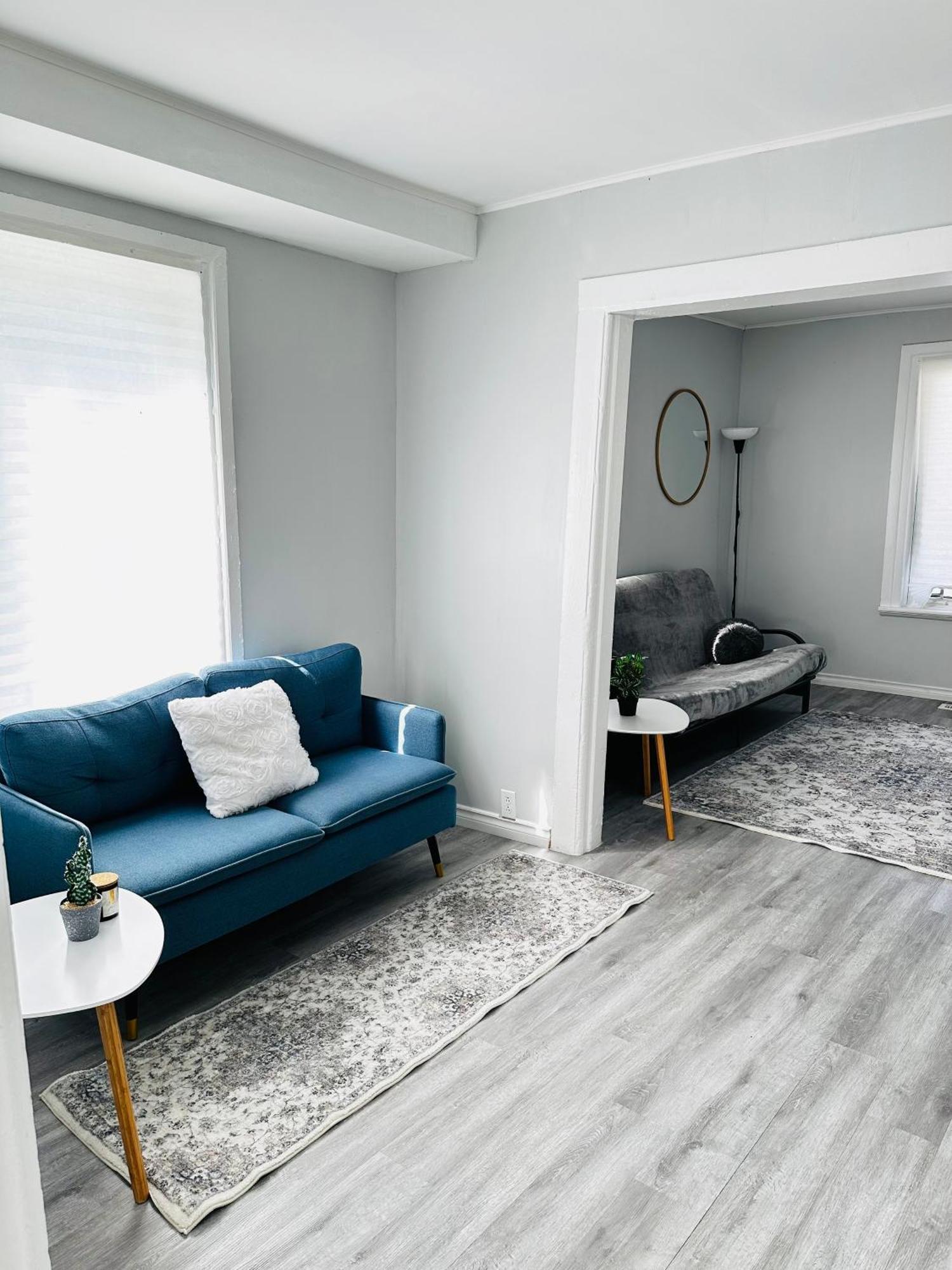 Cozy 2Br House Near Centre With Patio, Bbq, Backyard, And Netflix Apartment Peterborough Bagian luar foto
