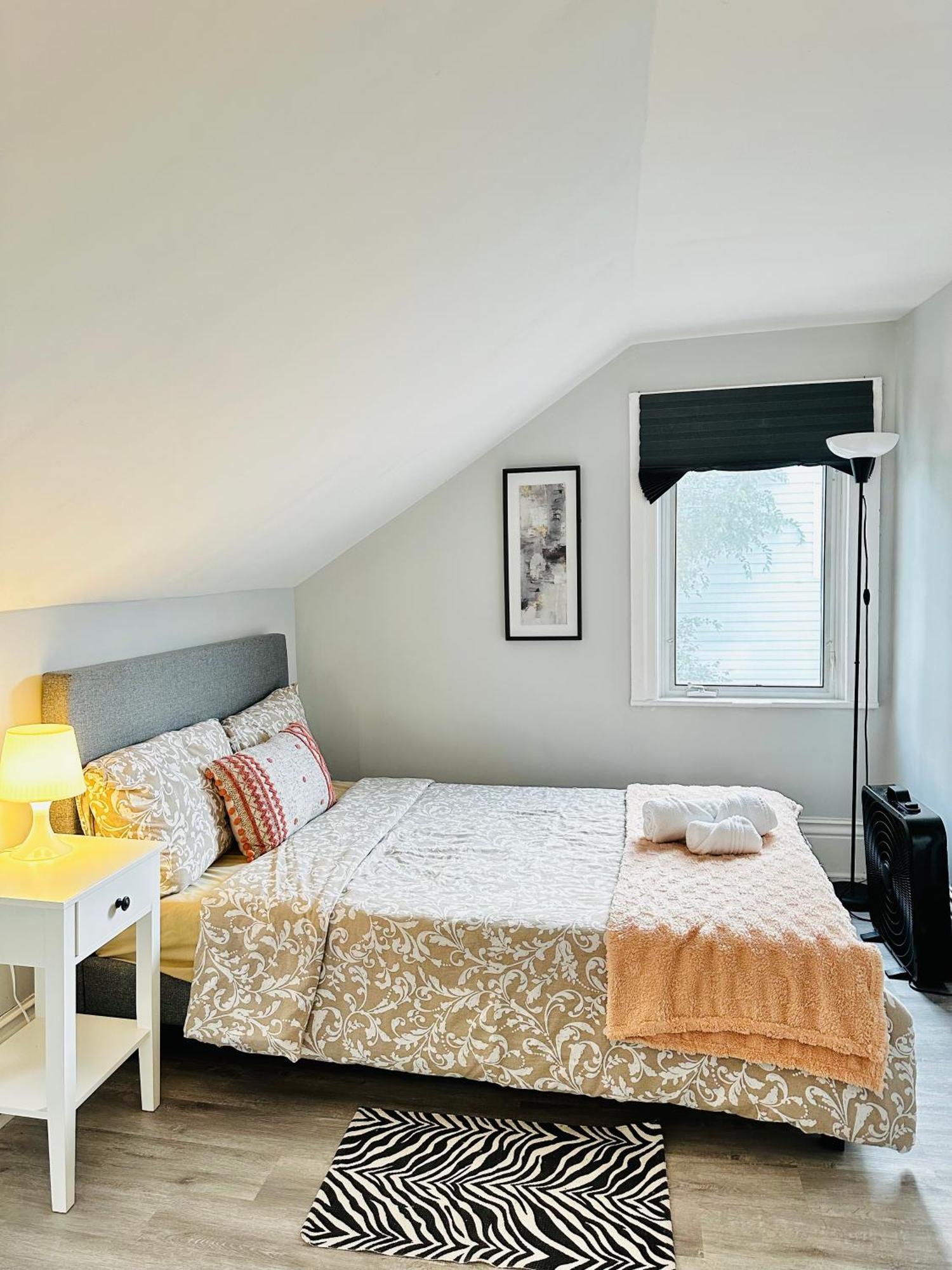 Cozy 2Br House Near Centre With Patio, Bbq, Backyard, And Netflix Apartment Peterborough Bagian luar foto