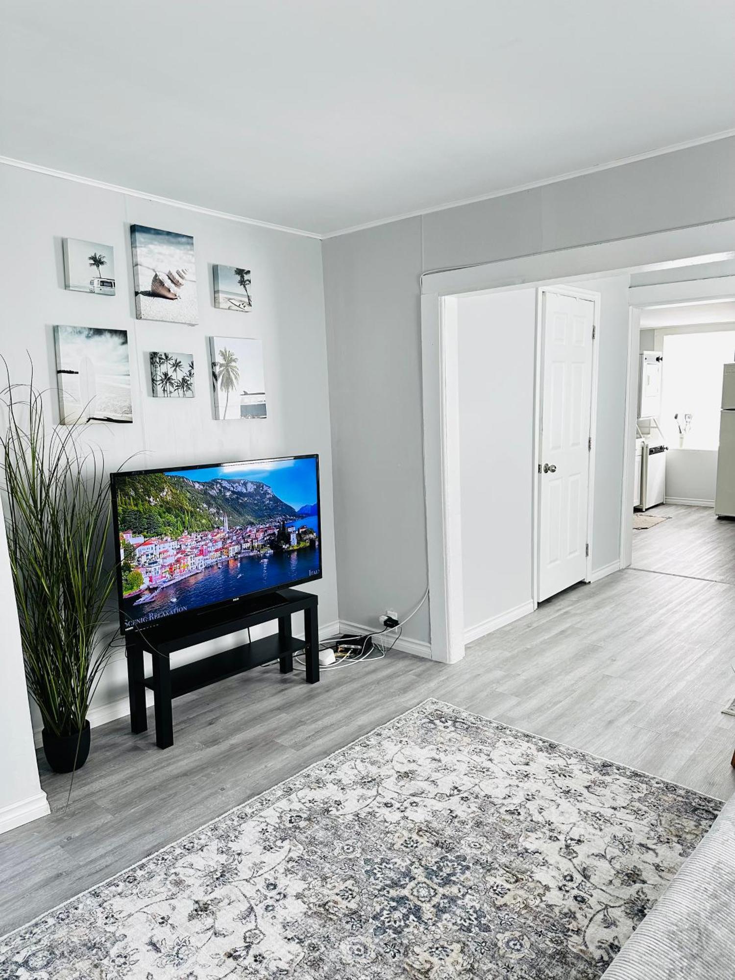 Cozy 2Br House Near Centre With Patio, Bbq, Backyard, And Netflix Apartment Peterborough Bagian luar foto