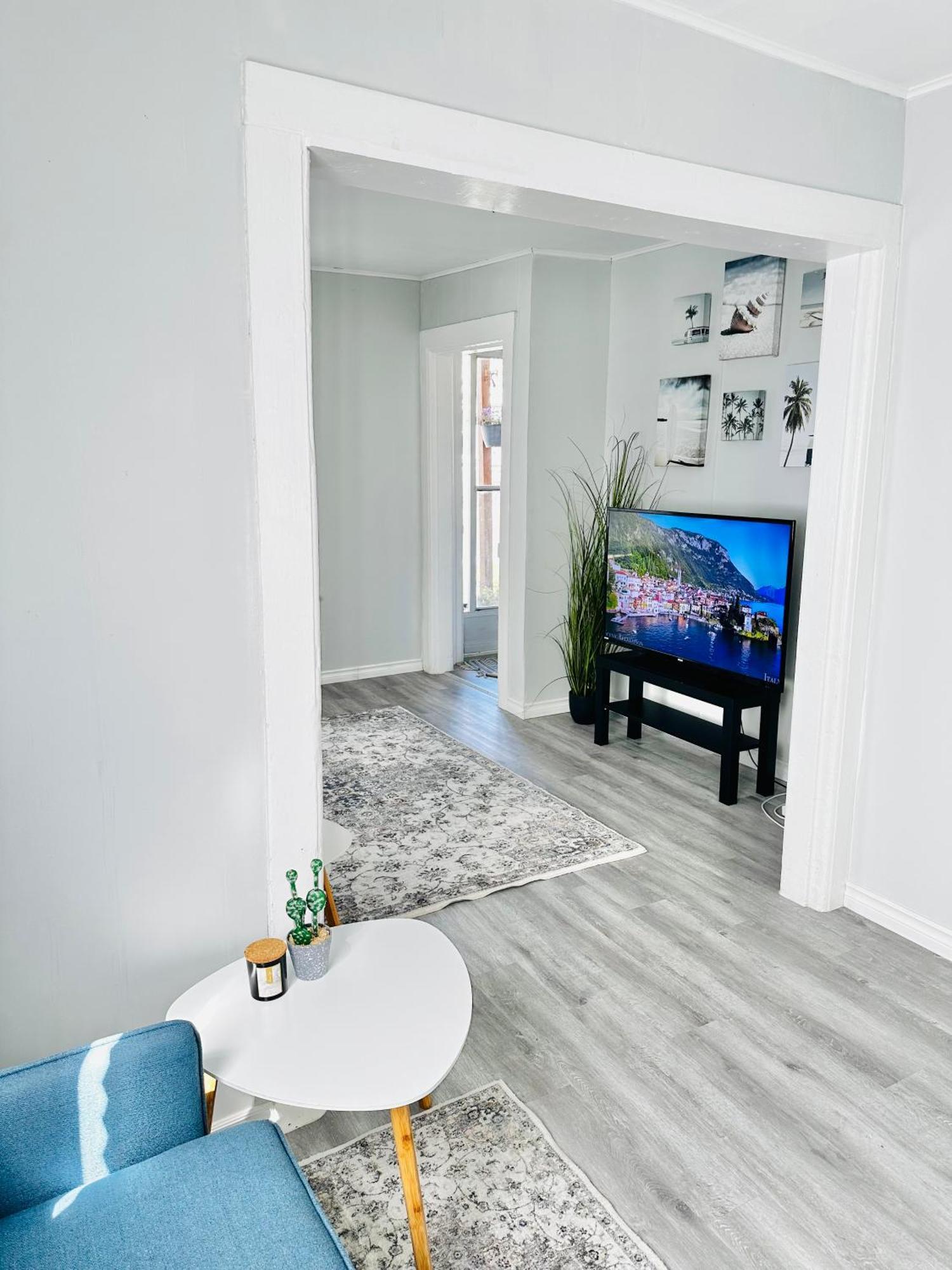 Cozy 2Br House Near Centre With Patio, Bbq, Backyard, And Netflix Apartment Peterborough Bagian luar foto