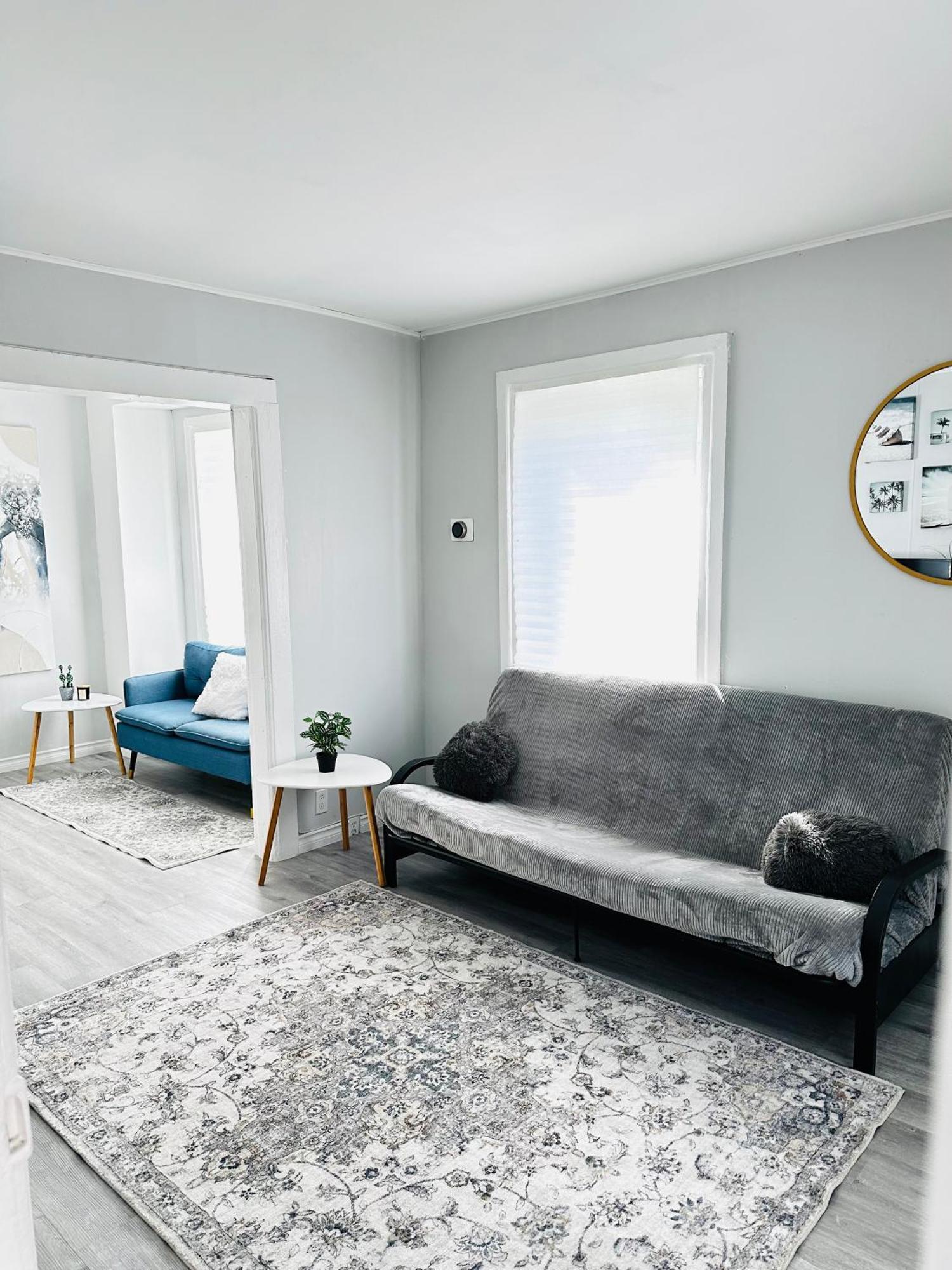 Cozy 2Br House Near Centre With Patio, Bbq, Backyard, And Netflix Apartment Peterborough Bagian luar foto