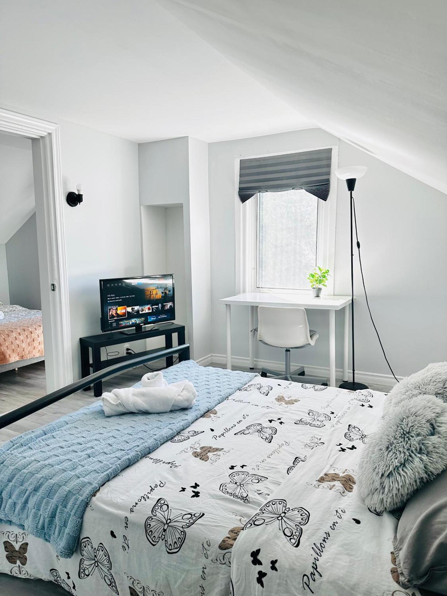 Cozy 2Br House Near Centre With Patio, Bbq, Backyard, And Netflix Apartment Peterborough Bagian luar foto