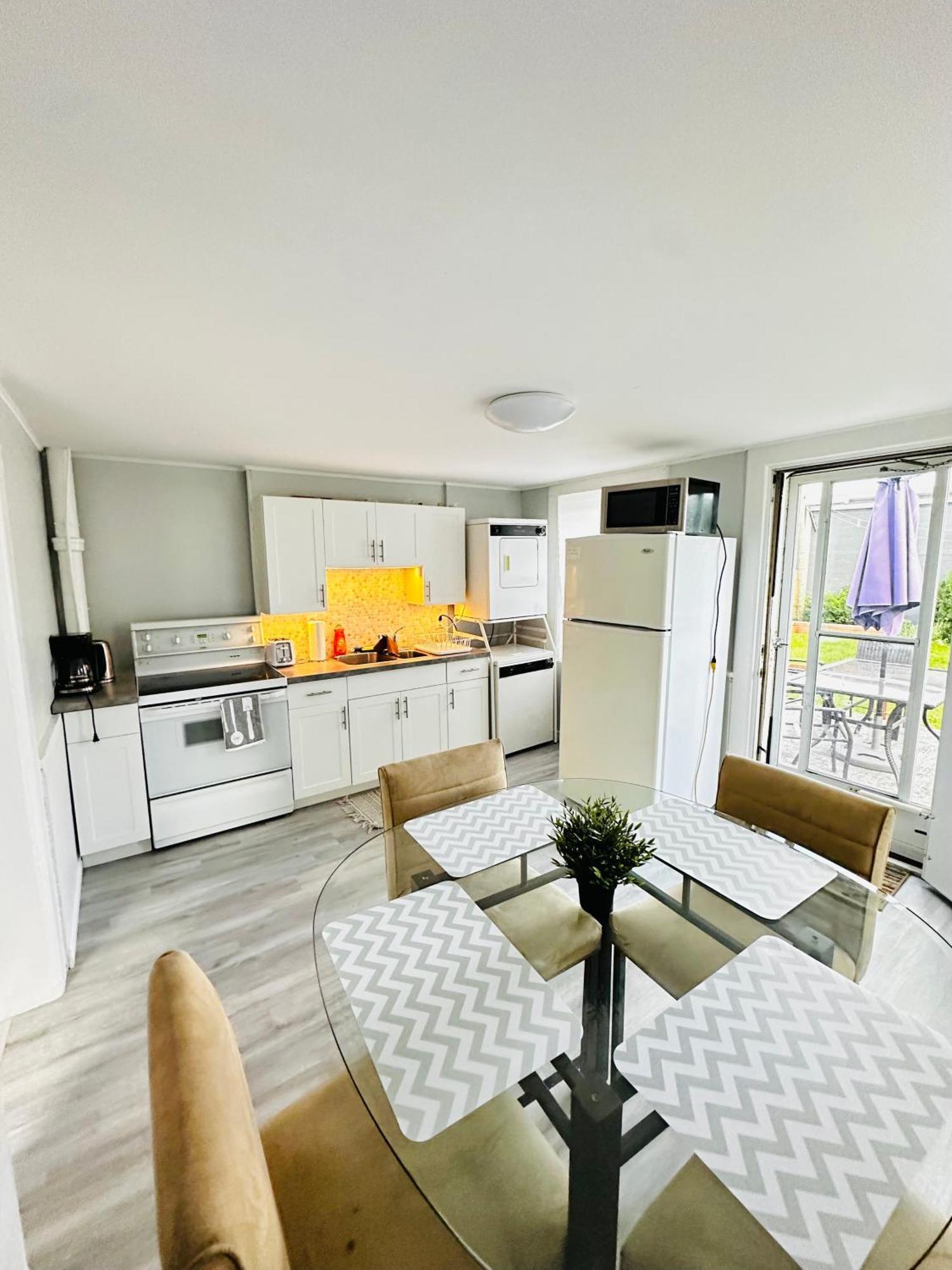 Cozy 2Br House Near Centre With Patio, Bbq, Backyard, And Netflix Apartment Peterborough Bagian luar foto