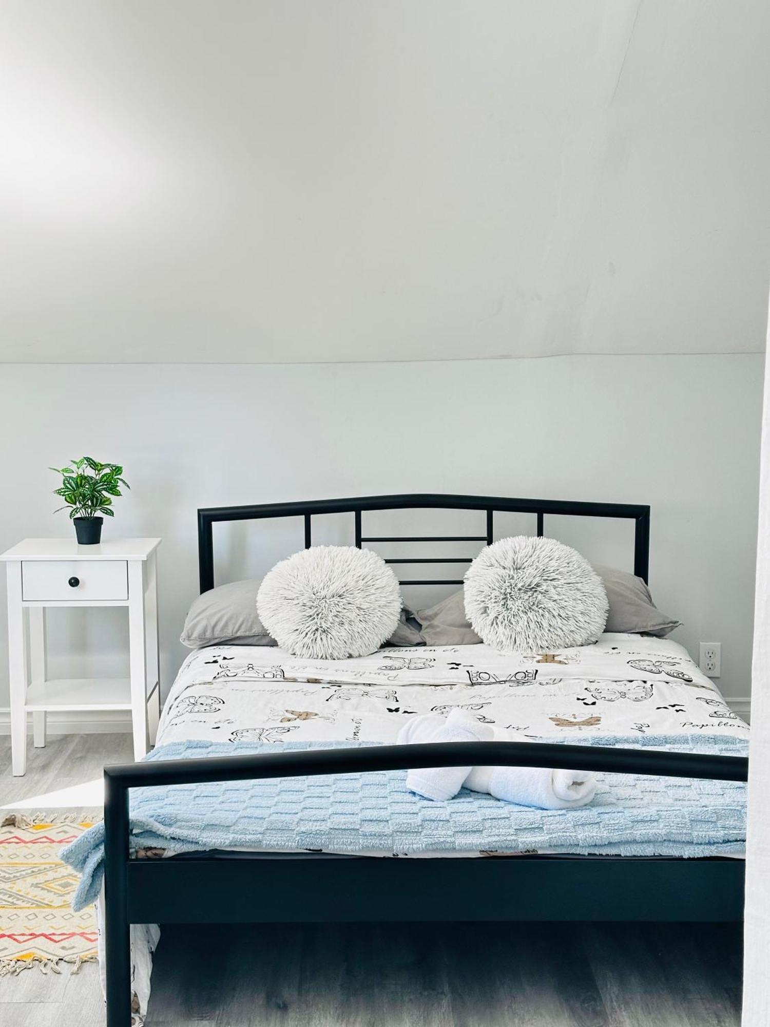 Cozy 2Br House Near Centre With Patio, Bbq, Backyard, And Netflix Apartment Peterborough Bagian luar foto