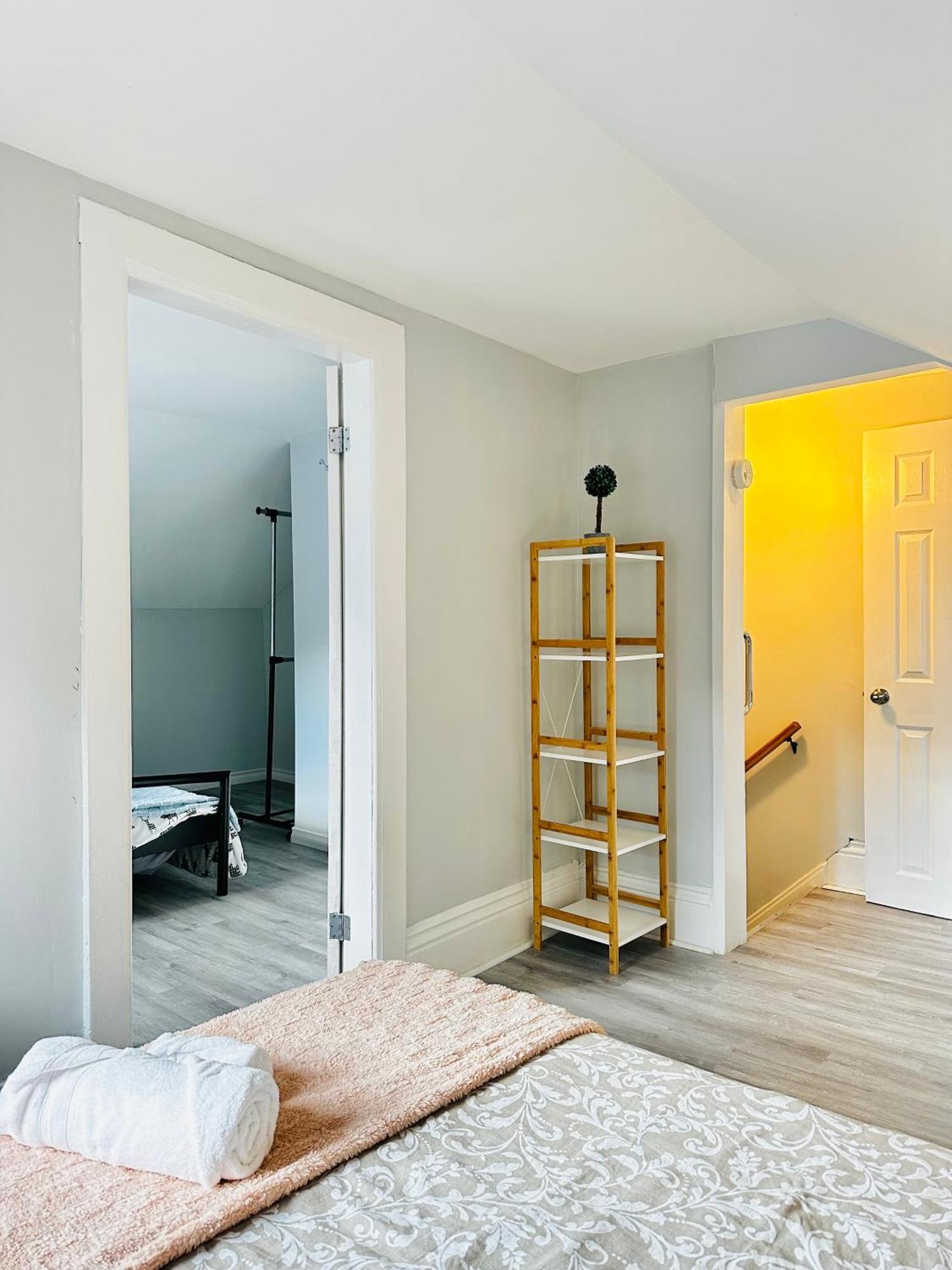 Cozy 2Br House Near Centre With Patio, Bbq, Backyard, And Netflix Apartment Peterborough Bagian luar foto