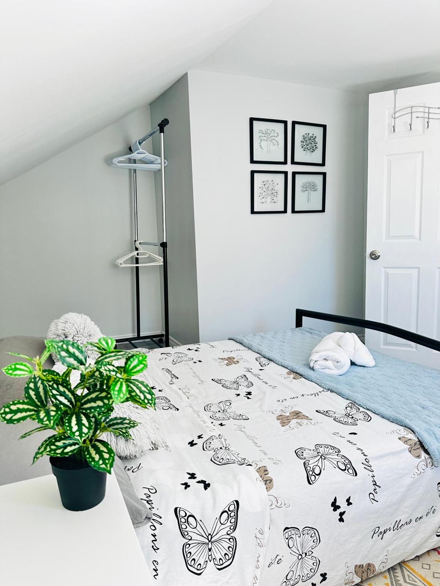 Cozy 2Br House Near Centre With Patio, Bbq, Backyard, And Netflix Apartment Peterborough Bagian luar foto