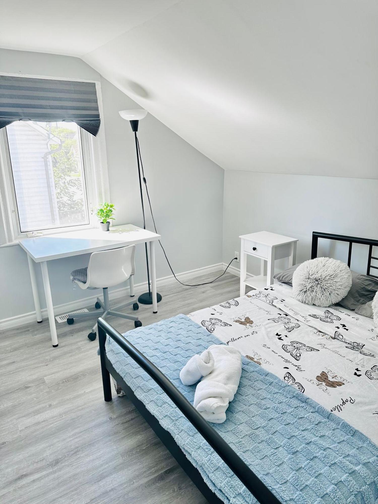 Cozy 2Br House Near Centre With Patio, Bbq, Backyard, And Netflix Apartment Peterborough Bagian luar foto