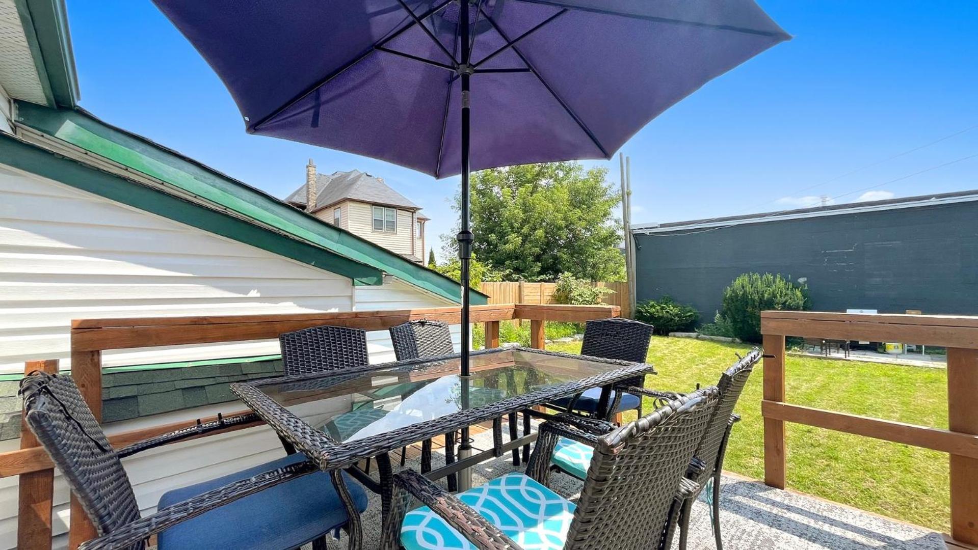Cozy 2Br House Near Centre With Patio, Bbq, Backyard, And Netflix Apartment Peterborough Bagian luar foto