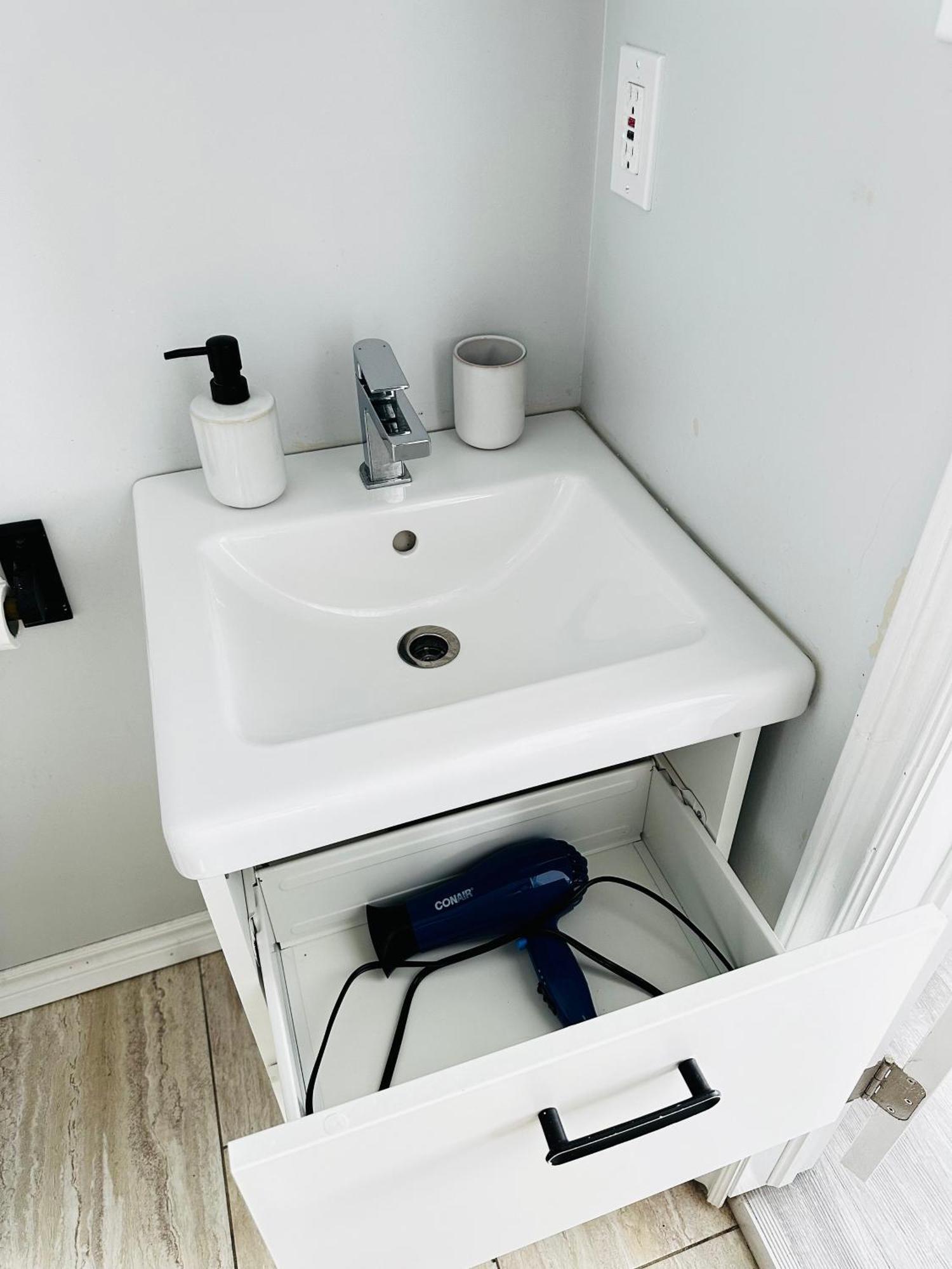 Cozy 2Br House Near Centre With Patio, Bbq, Backyard, And Netflix Apartment Peterborough Bagian luar foto