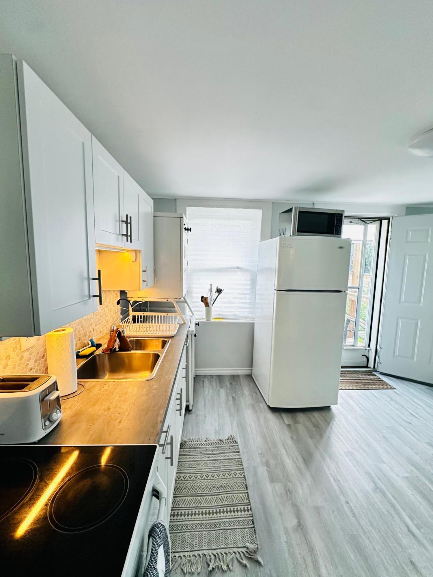 Cozy 2Br House Near Centre With Patio, Bbq, Backyard, And Netflix Apartment Peterborough Bagian luar foto