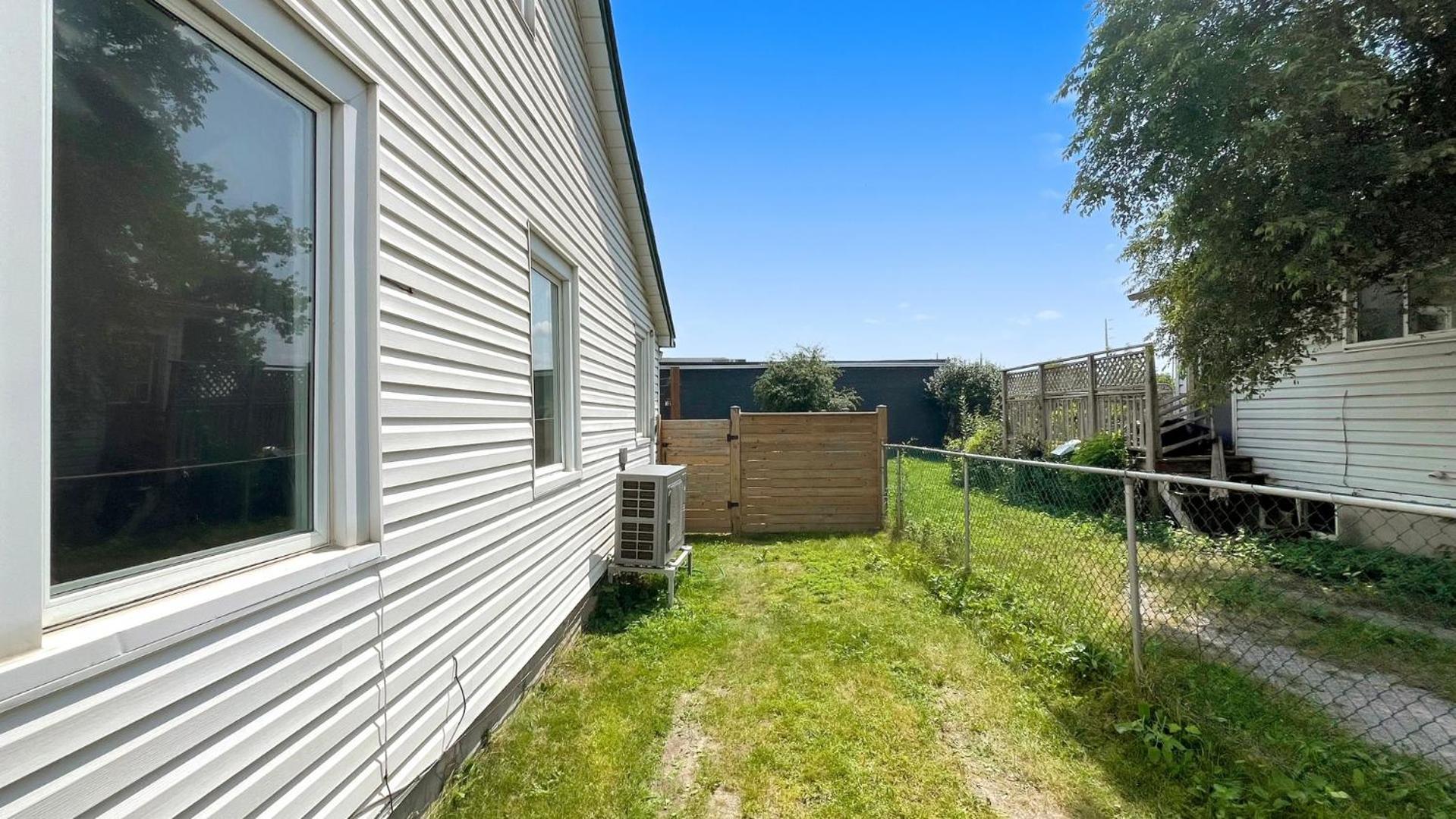 Cozy 2Br House Near Centre With Patio, Bbq, Backyard, And Netflix Apartment Peterborough Bagian luar foto